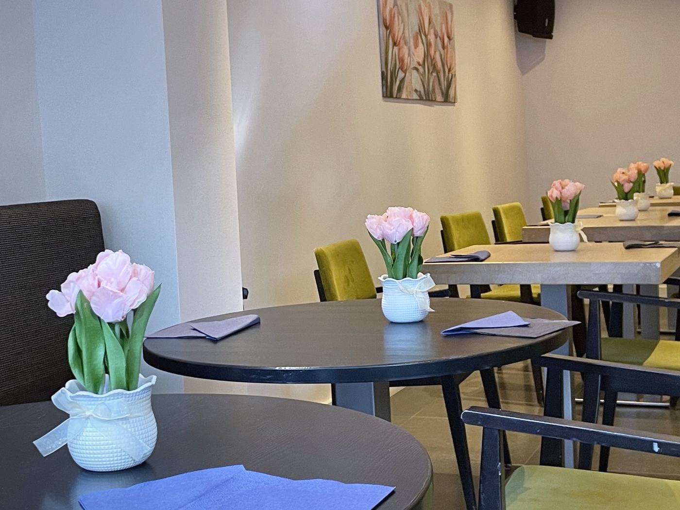 Tulpen op tafel in de zaal
