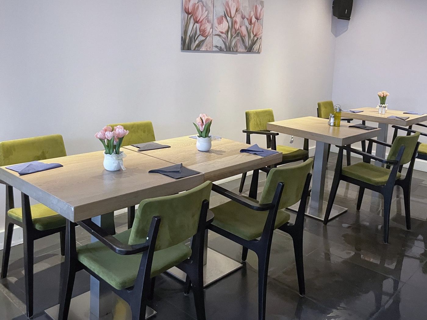 De tafel gedekt met tulpen